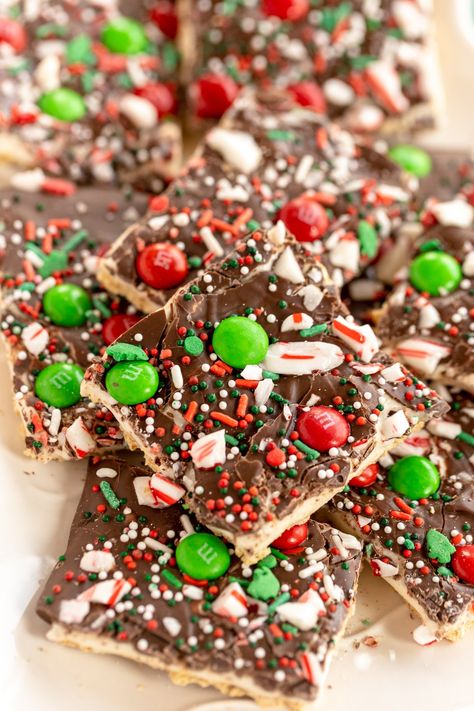 The best Christmas bark recipe! It’s easy to make with graham crackers, chocolate, marshmallow, and all sorts of Christmas candy! Graham Crackers And Marshmallows, Christmas Smores Bark Recipe, Christmas Bark With Marshmallows, Crackers Chocolate Bark, Smore Bark Recipe, Christmas Bark Chocolate, Christmas Candy With M&ms, S’mores Christmas Bark, Nobake Christmas Treats