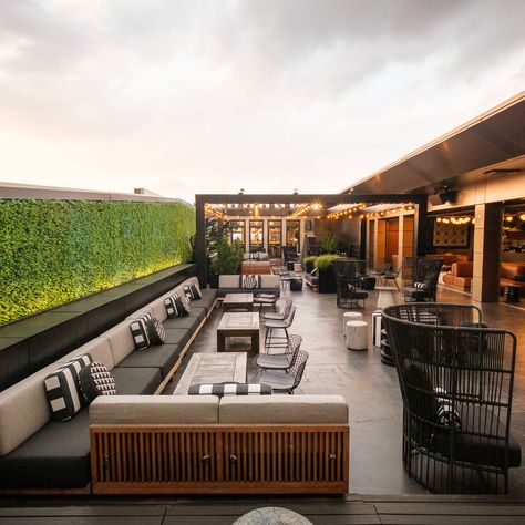 Rooftop Bar Design, Roof Top Cafe, Terrace Designs, Bar Lounge Design, La Mecca, Rooftop Restaurant Design, Modern Restaurant Design, Outdoor Restaurant Design, Enchanting Garden