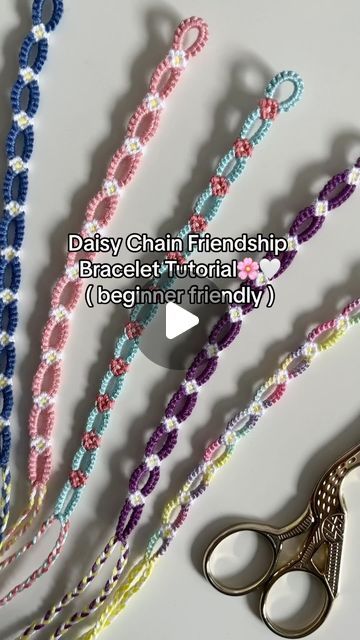 Ella🪸🐋🤍 ( UK Based ) on Instagram: "Daisy Chain Friendship Bracelet Tutorial🌸🤍  Pattern: 76616 on bracelet book📖  #bracelet #bracelets #friendshipbracelets #friendshipbracelet #bracelettutorial #tutorial #explorepage #handmadejewellery" How To Do Daisy Chain Bracelet, Friendship Bracelet Summer, Daisy Chain Bracelet Tutorial Thread, Beads In Friendship Bracelets, Homemade Bracelets With String Tutorial, Flower Friendship Bracelet Tutorial, How To Make A Chain Bracelet, 3 Color Bracelet Pattern Easy, How To Make A Daisy Chain