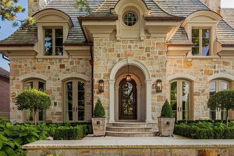 French Exterior, French Style Homes, Tuscan Design, Casas Coloniales, Traditional Exterior, Casa Exterior, Front Entrance, Mediterranean Home, Design Exterior