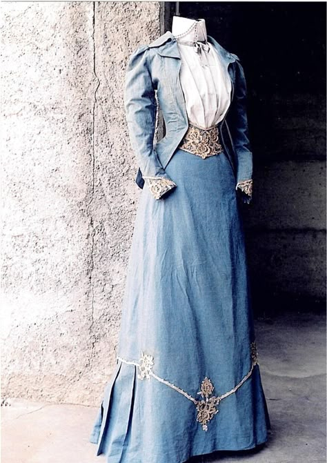 1890's day dress Walking Dress, 1890s Fashion, 1900s Fashion, 1800s Fashion, Historic Fashion, 19th Century Fashion, Point Lace, Old Dresses, Victorian Clothing