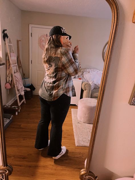 Flannels With Leggings Outfits, Flannel And Flare Leggings, Leggings Outfit With Hat, How To Style Flare Leggings Plus Size, Flair Leggings Outfit Plus Size, Flare Leggings Midsize, Plus Size Flared Leggings Outfit, Plus Size Flare Leggings Outfit, Boot Cut Leggings Outfit