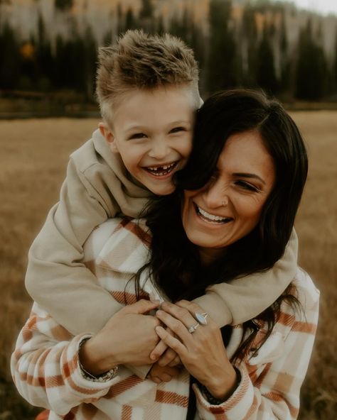 I could take pictures of these two all day🥹 There’s just something so heartwarming and tender about mother-son photos. I love witnessing but also capturing the incredible, unbreakable bond between a momma and her little one. I mean, is there anything more precious? These photos - this love, this connection - it’s everything and I feel so lucky that I get to help document these moments🤍 . . . . . #FamilyPhotography #FamilyPhotographer #FamilyTime #FamilyLove #FamilyPortraits #InHomeFamilySessi... Mother Father And Son Photos, Brother Sister Photography Poses Older Siblings, Mother Son Christmas Pictures, Mom And Son Winter Photos, Poses For Mother And Son, Mother Son Holiday Pictures, Mother Son Photo Poses, Mother And Son Outdoor Photoshoot, Aunt And Niece Photoshoot Photo Ideas