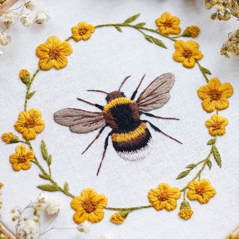 Surprise! This sweet bee embroidery tutorial is now available to download in my Etsy shop 🐝✨This pattern is one of my quickest patterns… Bee Embroidery, Hand Embroidery Kit, Embroidery Patterns Vintage, Thread Painting, Hand Embroidery Pattern, Sewing Embroidery Designs, Hand Embroidery Art, 자수 디자인, Embroidery Hoop Art