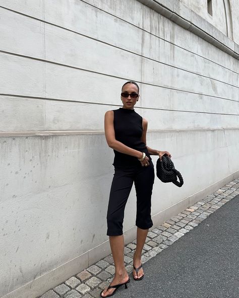 Ingrid Fagerli Edvinsen | Ad/tags // A capri pants summer | Instagram Black Capri Outfits, Capri Pants Outfits, Minimalist Girl, Capri Outfits, New York Summer, Miami Outfits, Black Capri Pants, Minimal Wardrobe, Rockstar Girlfriend