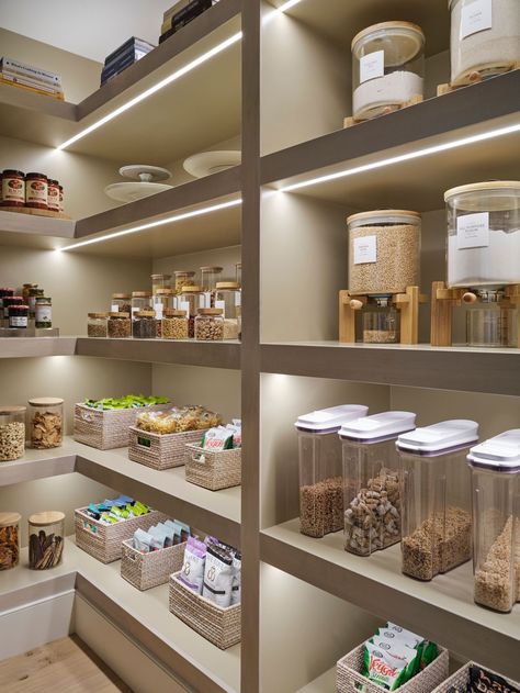 Healthy Pantry Aesthetic, Aesthetic Snack Organization, Organised House Aesthetic, Organised Home Aesthetic, Luxury Pantry Organization, Luxury Pantry Walk In, Pantry Design Walk In, Pantry Layout Ideas, Narrow Walk In Pantry