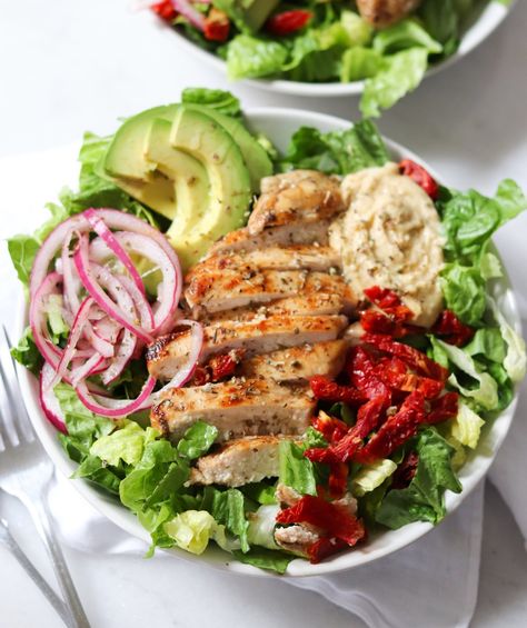 Salads With Hummus, Salad With Hummus, Healthy Instapot Recipes, Jambalaya Recipe Healthy, Triscuit Recipes, Chicken Hummus, Hummus Salad, Fit Moms, Mediterranean Foods