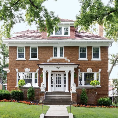 1920s House Exterior, Apartment San Francisco, 1920s Home Interior, Colonial Revival Interior, Old Colonial Homes, Colonial Home Interior, Colonial Renovation, Welcoming Kitchen, 1920s Home