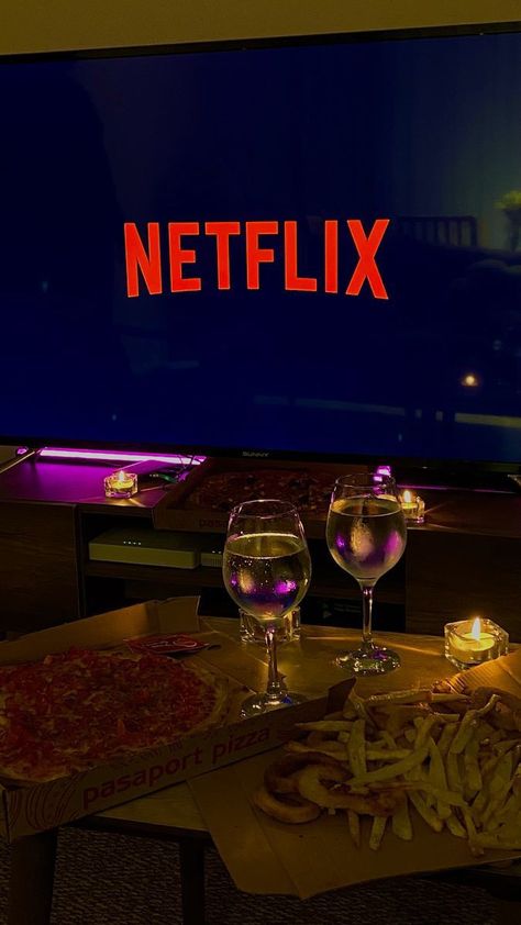 Netflix and chill date Pizza Movie Night Date, Pizza And Netflix Night, Pizza Date Aesthetic, Date Night Goals, Movie Night Pictures, Pizza Movie Night, Pizza And Movie Night, Date Pizza, Pizza Date Night