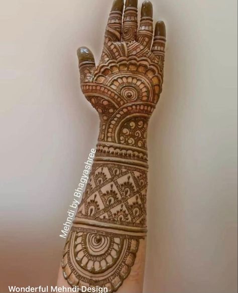 Front Hand Mehndi Design, Beautiful Simple Mehndi Design, Mehandhi Designs, Front Hand Mehndi, Simple Arabic Mehndi, Henna Inspiration, Mehndi Designs Simple, Henna Inspo, Front Mehndi Design