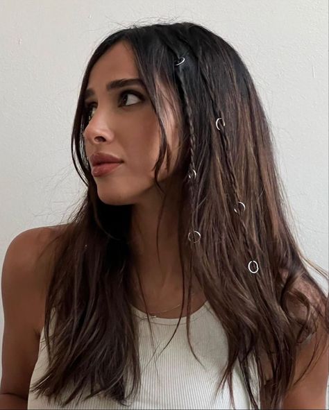 Long Hair, Don't Care: Gorgeous Styles for Lengthy Locks Easy Coachella Hairstyles, Hair Styles For Concerts Long Hair, Random Braids Throughout Hair, Rock Concert Hairstyles, Clubbing Hair, Hairstyles Festival, Festival Hair Ideas, Festival Hair Braids, Music Festival Hair