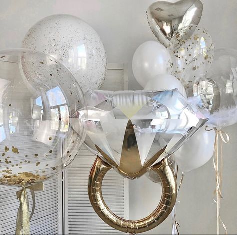 Bride Ballons Room, Glitz And Glam Bridal Shower Ideas, Engagement Balloons Decoration, White Bachelorette Party Decor, Classy Bridal Shower Ideas, Engagement Party Balloons, Bachelorette Party Balloons, Small Engagement Party, Diamond Theme Party