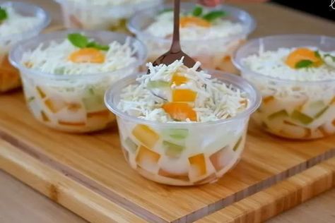 Modal 3 Bungkus Nutrijell! Ini Resep Salad Jelly yang Cocok Dijadikan Ide Jualan di Bulan Ramadhan 2023 - Fokus Muria Jelly Salad, Jelly Cups, Resep Salad, Makanan Diet, Japanese Sweets, Culinary Recipes, Fresh Salads, Food Snapchat, Hot Dog Buns