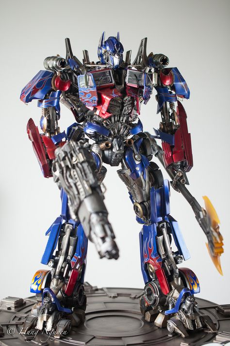 Transformers: Dark of The Moon - Optimus Prime Statue/Maquette by Prime 1 Studio - Sideshow Collectible Optimus Prime G1, Transformers 2007, Nemesis Prime, Optimus Prime Wallpaper Transformers, Optimus Prime Wallpaper, Optimus Prime Bumblebee, Transformers Film, Optimus Prime Transformers, Prime Movies