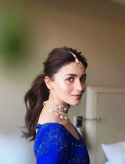 #aliabhatt #haircut #hairstyles Quick Bun, Alia Bhatt Hairstyles, Messy Ponytail Hairstyles, Lehenga Hairstyles, Hairstyles For Indian Wedding, Wedding Ponytail, Hair Style On Saree, Hair Wedding Styles, Saree Hairstyles