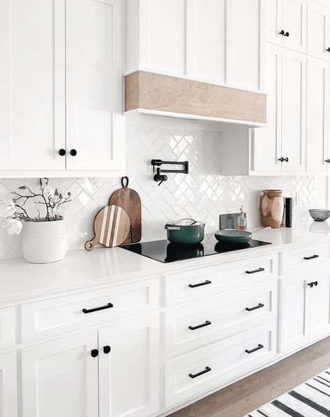 White Herringbone Backsplash, Classic White Kitchen, Herringbone Backsplash, Timeless Interior, Kitchen Backsplash Designs, New House - Kitchen, All White Kitchen, White Kitchen Design, Kitchen Room Design