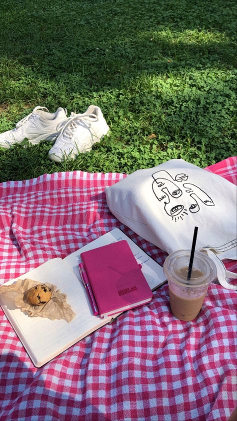 Self Picnic Aesthetic, Coffee Picnic Aesthetic, Simple Picnic Aesthetic, Daily Life Aesthetic Photos, Book Picnic Aesthetic, Solo Picnic Aesthetic, Solo Picnic Ideas, Picnic Instagram Story, Girls Picnic Aesthetic