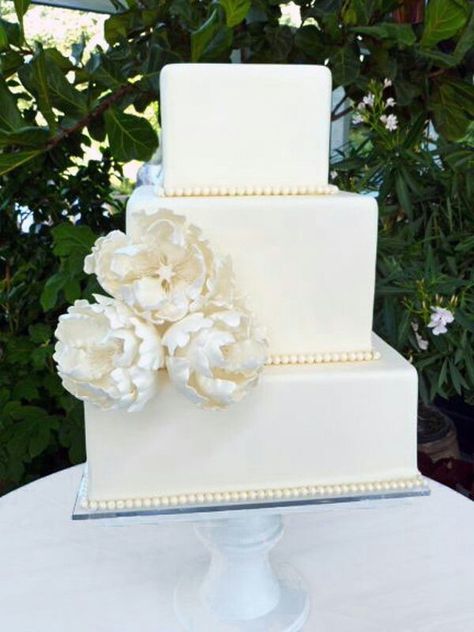 Yum Wedding Cake Elegant Gold, Cakes Elegant, Wedding Cakes Elegant, Square Wedding Cakes, Fondant Wedding Cakes, Wedding Cake Rustic, Gorgeous Wedding Cake, White Wedding Cakes, Simple Wedding Cake