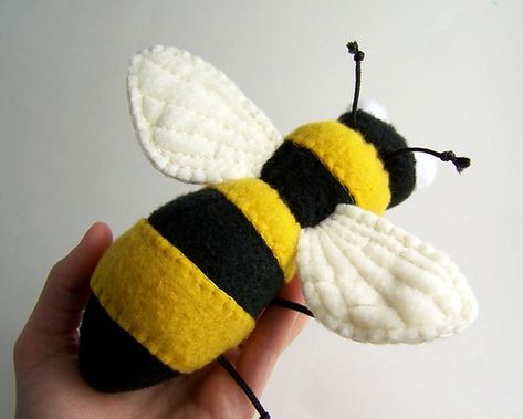 Bumble Bee Craft, Bee Hive Craft, Handmade Felt Ornament, Felt Craft Projects, Rabbit Soft Toy, Bee Toys, Felt Crafts Patterns, Felt Crafts Christmas, Felt Sewing