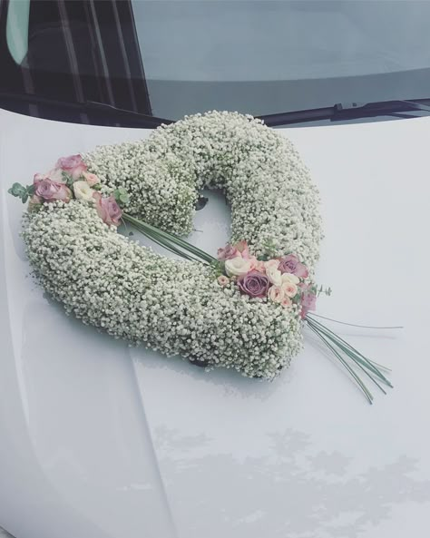 Wedding Car Deco, Bridal Car, Easter Flower Arrangements, Wedding Car Decorations, Wedding Backdrop Decorations, Flower Arrangements Simple, Modern Flower Arrangements, Wedding Decor Style, Sympathy Flowers