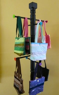 craft show display ideas for purses - Google Search Something like this would be easy enough to build Handbag Stand Ideas, Bags Stand Ideas, How To Display Bags, Tote Bag Display Craft Fair, Diy Purse Display, Bag Stand Display, Tote Bag Display, Diy Display Stand, Handbag Rack