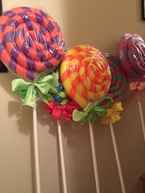 These giant lollipops are going in my lollipop woods section of candyland.  I am excited to see the children with these because at 5 foot tall, they will look as big as a tree to … Diy Giant Lollipops, Lollipops Diy, Lollipop Decorations, Candy Props, Giant Lollipops, Willie Wonka, Willy Wonka Party, Wonka Party, Candy Land Party