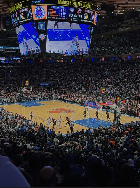 Nba Basketball Aesthetic, Madison Square Garden Basketball, Madison Square Garden Aesthetic, Nba Game Aesthetic, Knicks Aesthetic, Courtside Fits, Au Pair Aesthetic, Basketball Game Aesthetic, Courtside Seats