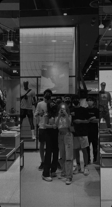 Friends In Mall Aesthetic, Store Mirror Selfie Aesthetic, Fake Pictures Best Friend, Mirror Selfie Aesthetic With Friend, Black Aesthetic Friendship, Group Mirror Selfie Aesthetic, Mirror Photo With Friends, Mirror Selfie Friends Aesthetic, Mall Selfie Ideas