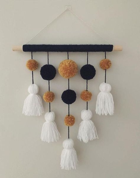 Tassel Wall Hang, Dekor Diy, Diy Yarn Crafts, Pom Pom Crafts, Kraf Diy, Wall Hanging Diy, Flower Diy Crafts, Yarn Diy, Diy Crafts Hacks