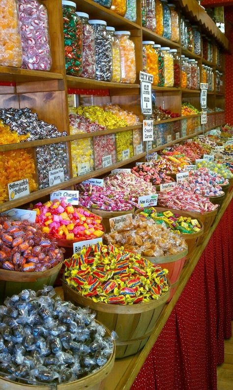 Candy store display Candy Store Ideas, Candy Store Design, Candy Store Display, Aesthetic Candy, Candy Stores, Candy Room, Candy Shops, Grocery Store Design, Old Fashioned Candy