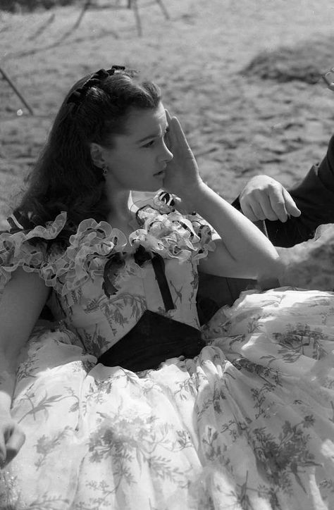 Vivien Leigh on set "Gone With the Wind" 1939. Gone With The Wind Aesthetic, Scarlett O'hara, Vivien Leigh, Old Hollywood Stars, Classic Actresses, Gone With The Wind, Old Hollywood Glamour, Golden Age Of Hollywood, Vintage Hollywood