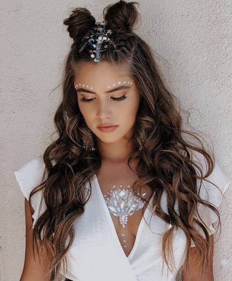 Electro Festival Outfit, Coachella Hair, Coachella Makeup, Face Rhinestones, Festival Inspo, Fest Outfits, Rave Makeup, Face Jewels, Music Festival Outfits