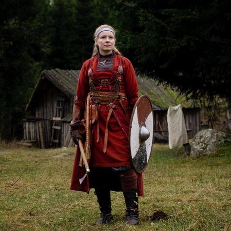 Finnish Historical Clothing, Visigoths Women, Historic Viking Clothing, Ancient Nordic Clothing, Viking Era Clothing, Norse Traditional Clothing, Viking Clothing Women Warriors, Nordic Clothing Viking, Historical Viking Clothing