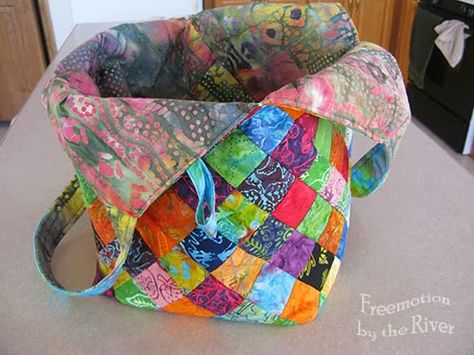 Freemotion by the River: Mondo Bag Mondo Bag, Quilted Tote Bags Patterns, Baby Quilts To Make, Shopping Bag Pattern, Free Quilt Tutorials, Fabric Basket Tutorial, Stained Glass Quilt, Big Tote Bags, Simple Stitch