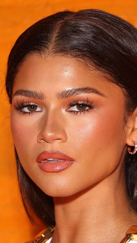 Zendaya Make Up Looks, Zendaya Makeup Looks Red Carpets, Zendaya Makeup Natural, Zendaya Glam, Zendaya Eye Makeup, Zendaya Makeup Looks, Cinnamon Makeup, Zendaya 2024, Sza Makeup