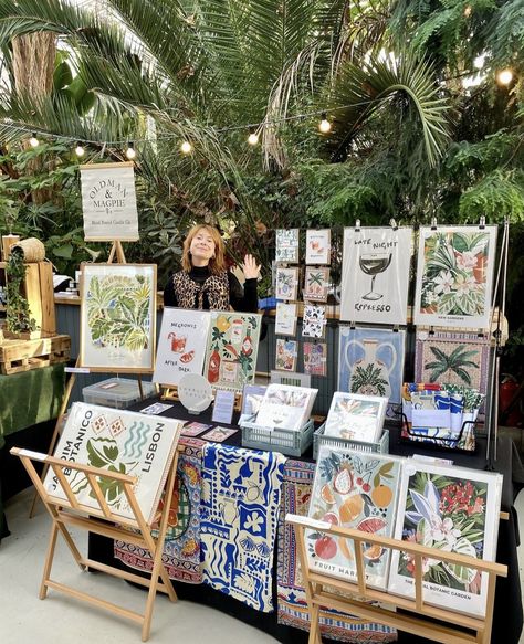 Illustration Market Stall, Art Vending Booth, Art Market Booth Setup, How To Display Prints At Craft Fair, Artist Market Booth, Art Market Booth Display, Christmas Fair Stall Ideas, Market Art Display, Pop Up Stalls