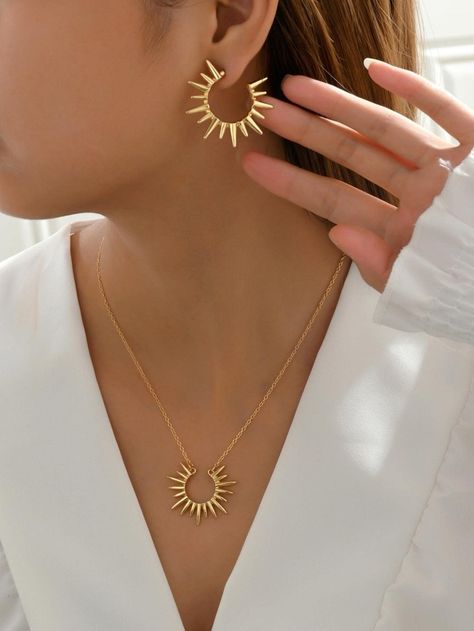 Set Gold Design, Italian Gold Jewelry, Geometric Pendant Necklace, Light Jewelry, Triangle Earrings Stud, Gold Jewelry Sets, Gold Chain With Pendant, Women's Jewelry Sets, Gold Collar