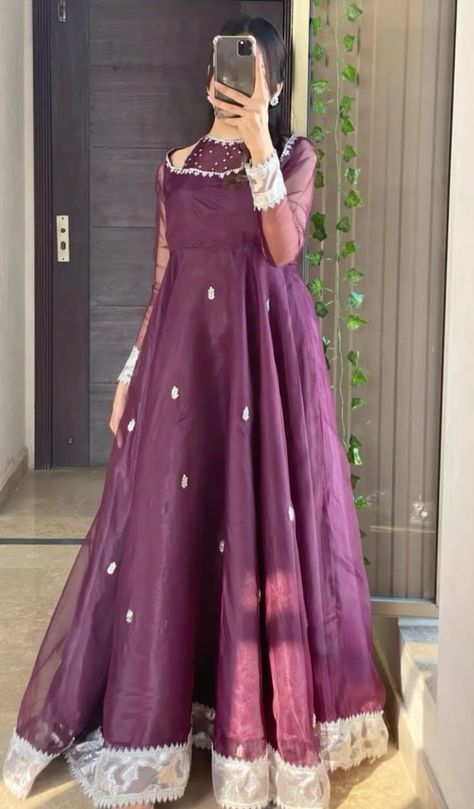 Shadi Dresses Simple, Maxi Designs Pakistani, Simple Mehndi Dresses, Thrift Store Clothes, Fancy Attire, Haldi Outfits, Simple Frock Design, Long Frock Designs, Shadi Dresses