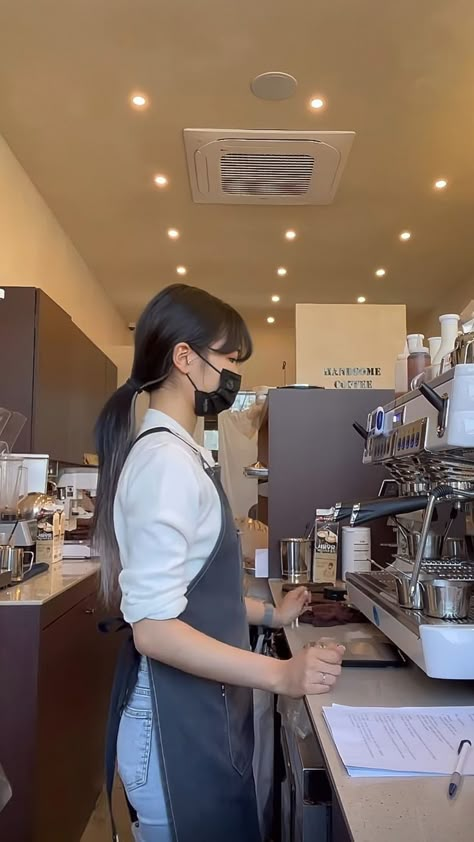 Barista Girl Aesthetic, Ulzzang Barista, Cafe Job Aesthetic, Cafe Uniform Aesthetic, Cafe Barista Outfit, Cafe Worker Outfit, Coffee Shop Job, Cafe Girl Aesthetic, Cute Barista Outfit