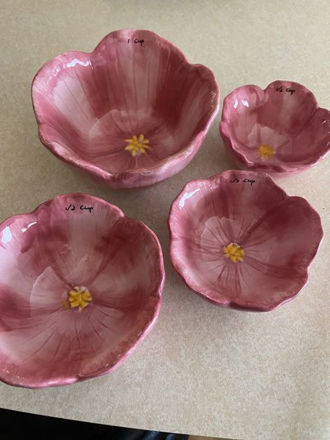 Textured Pinch Pot Ideas, Ceramic Pottery Set, Pink Ceramic Bowl, Flower Mug Ceramics, Cute Clay Cup Ideas, Ceramics Easy Ideas, Nature Themed Ceramics, Slab Ceramics Projects, Pottery Aesthetic Ideas