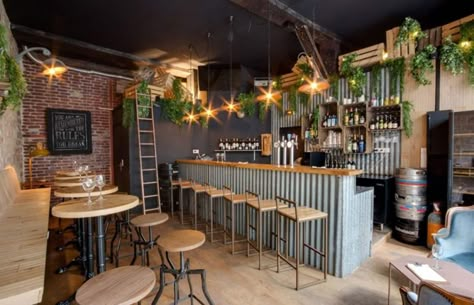 SOPHOMORE: Bares y Clubs de estilo de DECORACION VINTAGE S.L. Cafe Bar Interior, Bar Deco, Bar Shed, Rustic Restaurant, Bar Interior Design, Coffee Shops Interior, Cheap Wine, Burger Bar, Bar Interior