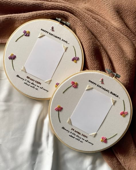 lune and her | Handcrafted Embroidery (@luneandher) • Instagram photos and videos Embroidery Patterns Couple, Memorial Embroidery Ideas, Embroidery Gift Ideas Friends, Embroidery With Photo, Embroidery Hoop Photo Frame, Embroidered Polaroid Frame, Display Embroidery Ideas, Embroidered Picture Frame, Polaroid Embroidery Frame