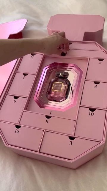 Victoria's Secret on Instagram: "We took the guesswork out of holiday gifting with our very-first beauty advent calendar. P.S. It’s okay if you open them all at once." Victoria Secret Advent Calendar, Beauty Box Ideas, Advent Calendar Aesthetic, Perfume Advent Calendar, Pr Gifts, Pr List, Avent Calendar, Pr Kit, Calendar Advent