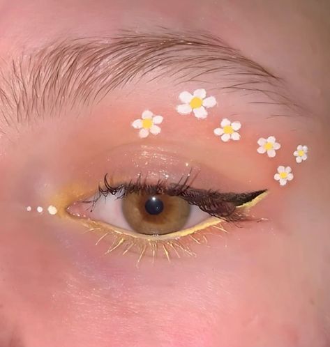 Cute Yellow Makeup, Flower Eye Makeup Tutorial, Fun Easy Eyeliner, Simple Festival Makeup Looks, Eyeliner Looks Colorful, Flower Eye Makeup Looks, Sunflower Eye Makeup, Flower Graphic Liner, Blue Flower Makeup