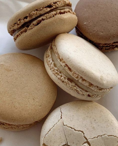 Cream Aesthetic, 背景 シンプル, Beige Aesthetic, Brown Aesthetic, Macaroons, Pretty Food, Aesthetic Food, Good Eats, Macarons