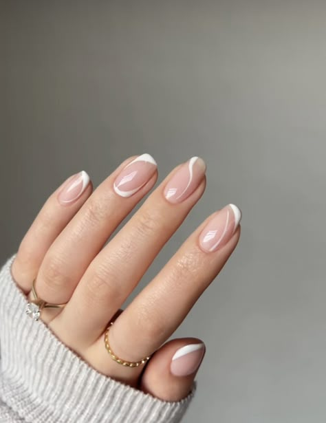 Sq Oval Nails, Shellac Nails Minimalist, Nailfoot Idea, Biab Nail Shape, Simple Nail Designs Shellac, Short Acrylic Nails Round French Tips, Nail Designs For Small Nail Beds, Square Round Gel Nails, Transparent Nails Design Short