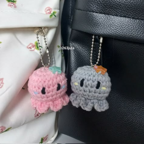 Couple Crochet Keychain Ideas, Crochet Bag Charm Ideas, Couple Keychain Crochet Ideas, Aesthetic Crochet Keychain Ideas, Crochet Best Friend Gifts, Crochet For Couples, Key Ring Crochet, Cute And Easy Crochet Ideas, Crochet Keychain Ideas Gifts