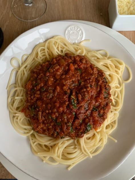 #pasta #spaghetti #food #yummy #bolognese Pasta Bolenese, Speggetti Aesthetic, Spagetti Bolognese Aesthetic, Pasta Bolognese Aesthetic, Spaghetti Bolognese Aesthetic, Bolognese Aesthetic, Spaghetti Aesthetic, Bolognese Spaghetti, Craving Recipes