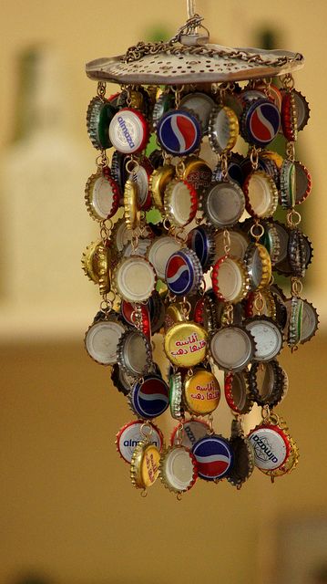 I'm gonna do this!  what a great idea for bottle caps. i was going to use them for tiles on an outdoor table top but this is cute too! Carillons Diy, Beer Bottle Caps, Diy Wind Chimes, Beer Caps, Bottle Cap Crafts, Diy Outdoor Decor, Bottle Top, Bottle Caps, Crafty Craft