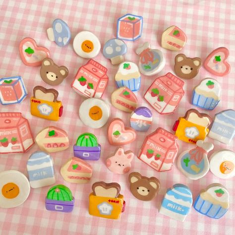 Clay Pins, Clay Magnets, Tanah Liat, Clay Diy Projects, Cute Polymer Clay, Cute Clay, Clay Miniatures, Clay Jewelry Diy, Clay Art Projects